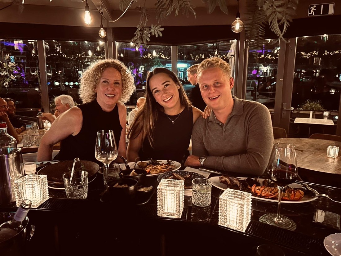 Gasten genieten in de avond aan tafel bij Loef en Lij
