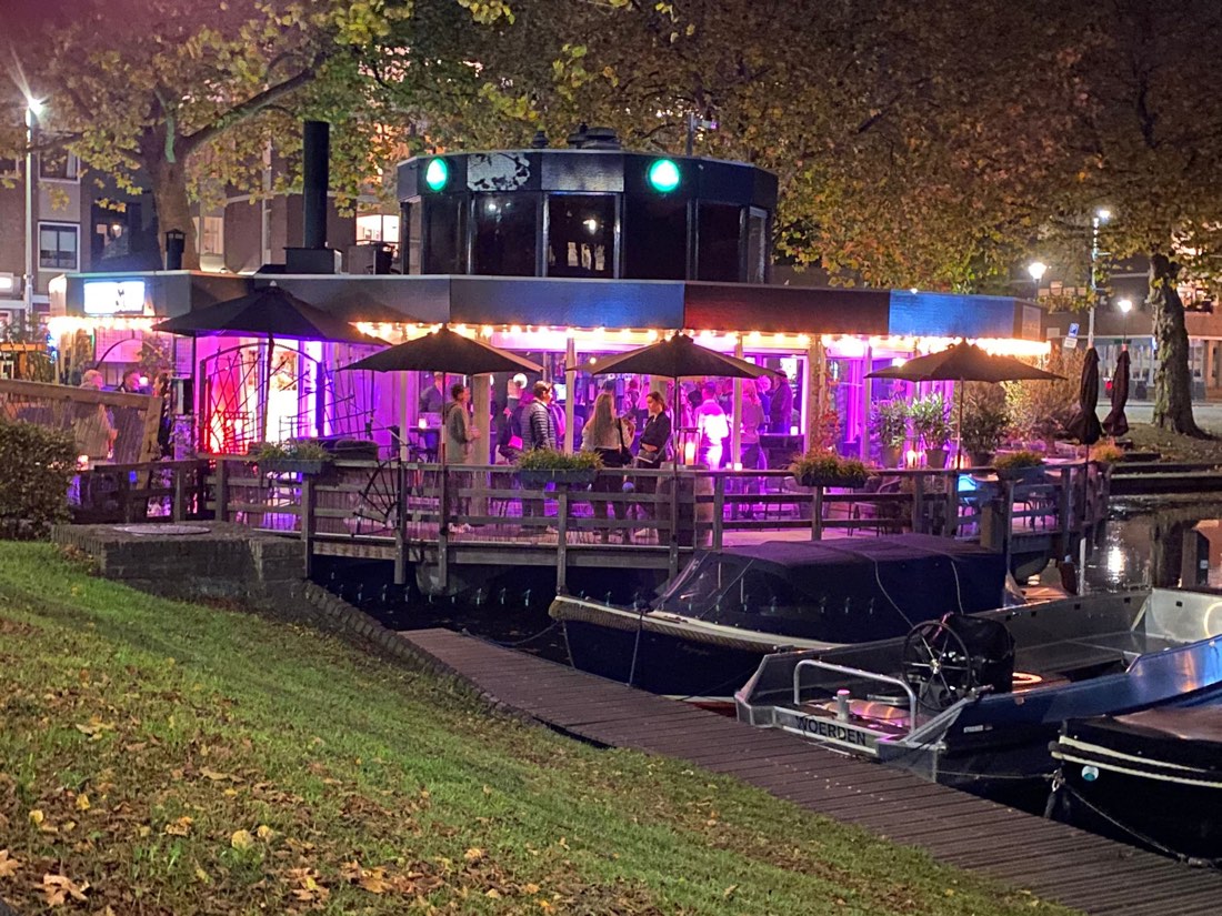 Gedekte tafels op het terras