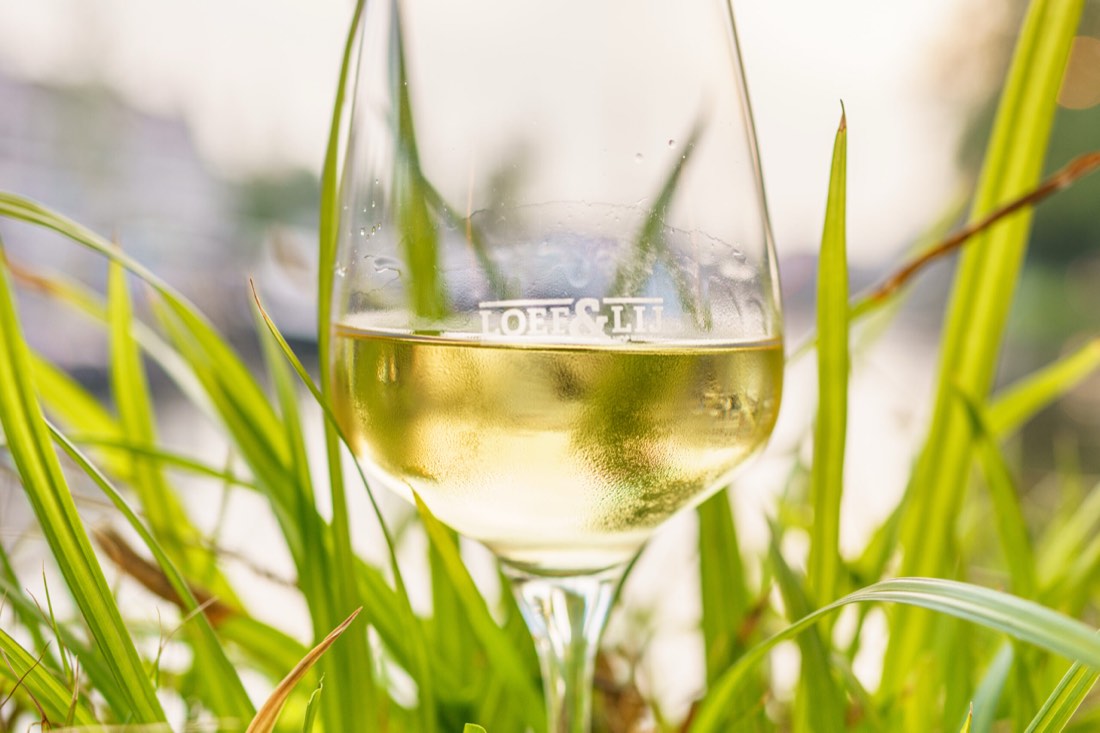 Een glas wijn wordt ingeschonken