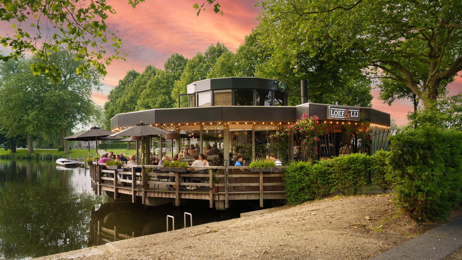 Het paviljoen van Loef en Lij aan de haven van Woerden bij zonsondergang